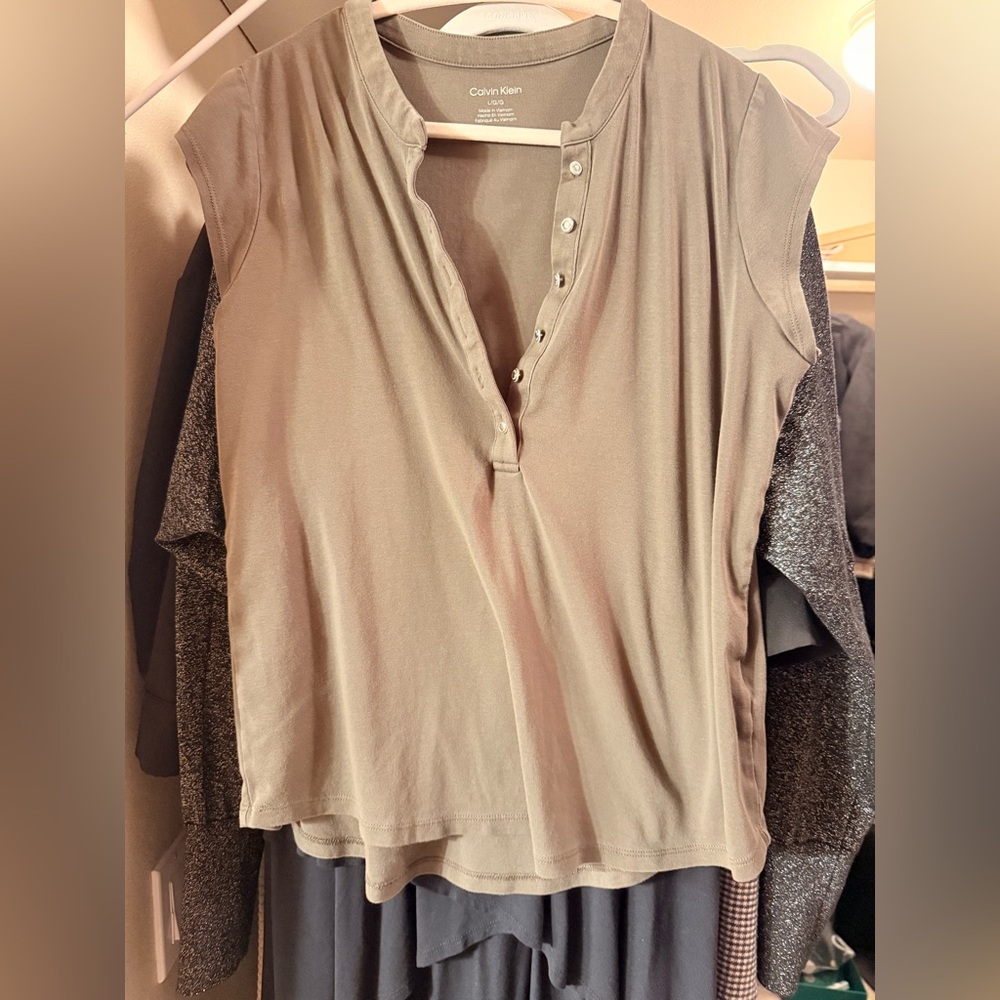 CALVIN KLEIN Cap Sleeve Henley In Caper - Picture 9 of 11